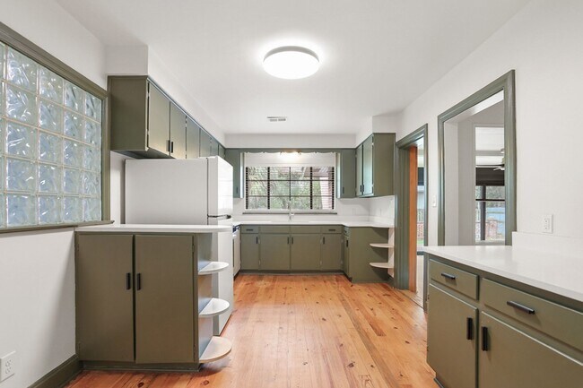 Building Photo - Renovated 3BR / 2BA Home for Rent on Gordonston Ave