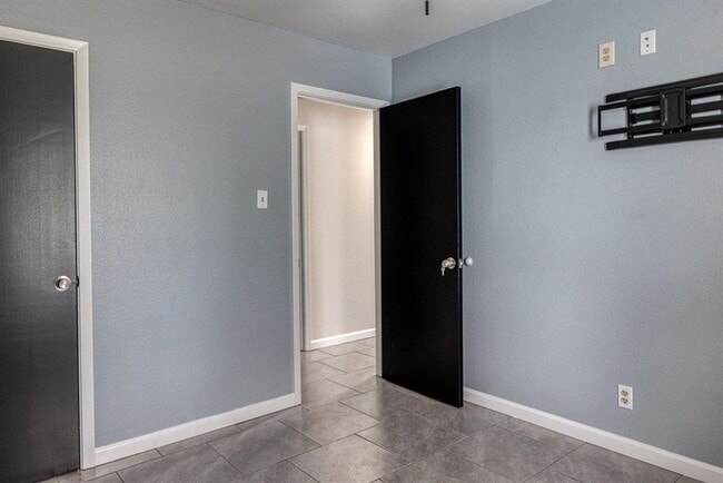 Building Photo - 3bedroom 1 bath remodeled