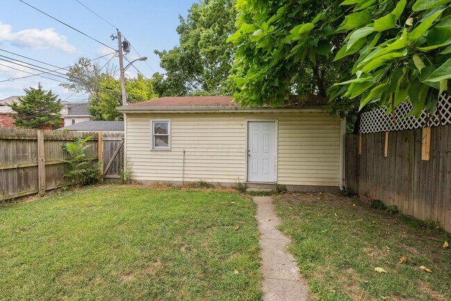 Building Photo - 1150 E Sycamore St