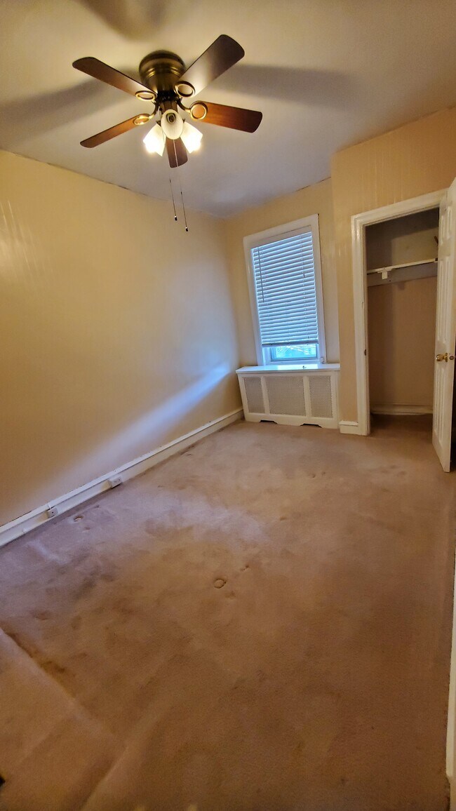 Building Photo - 1926 W Airdrie St