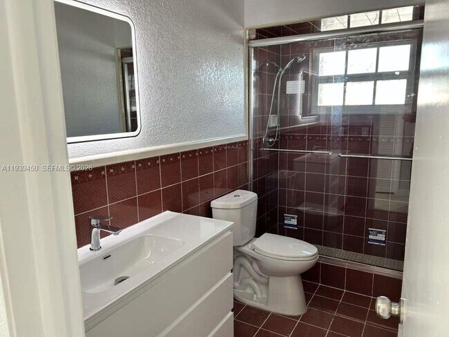 Building Photo - 948 E 47th St