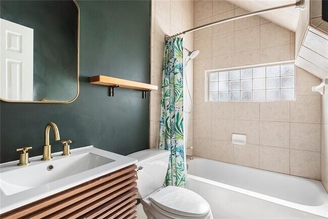 Building Photo - 428 S Howard St SE