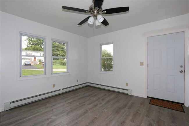 Building Photo - 348 Center Dr
