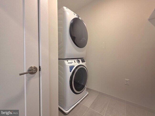 Building Photo - 737 Swann Ave