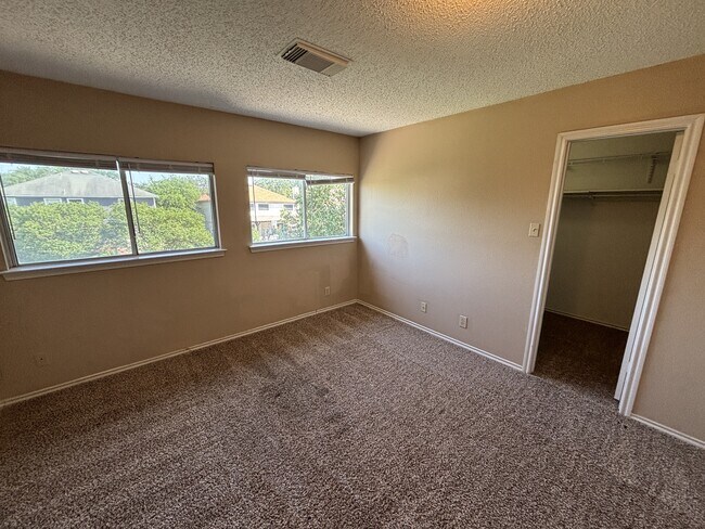 Building Photo - 5850 Spring Pebble