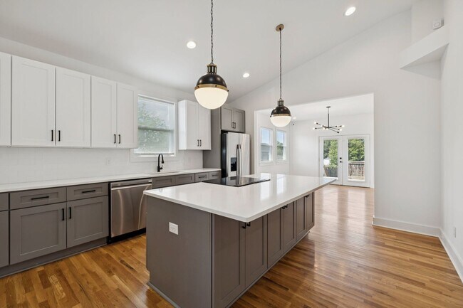 Building Photo - Beautifully Remodeled Home Just Minutes From Downtown Nashville