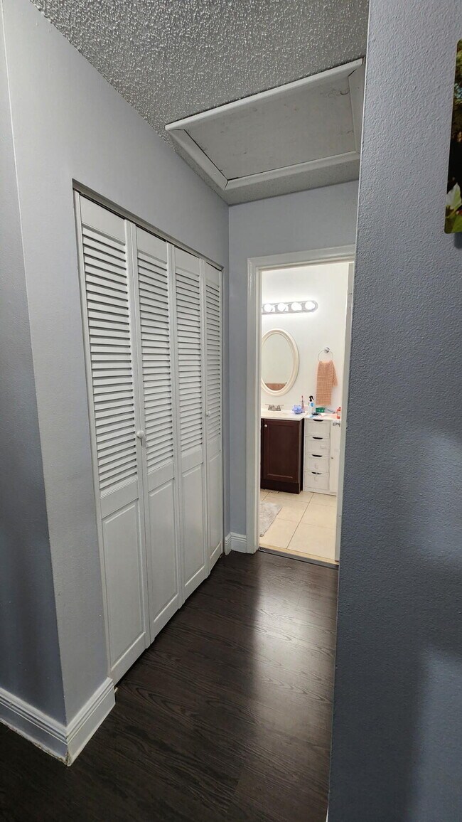 Building Photo - 4952 Sheridan St