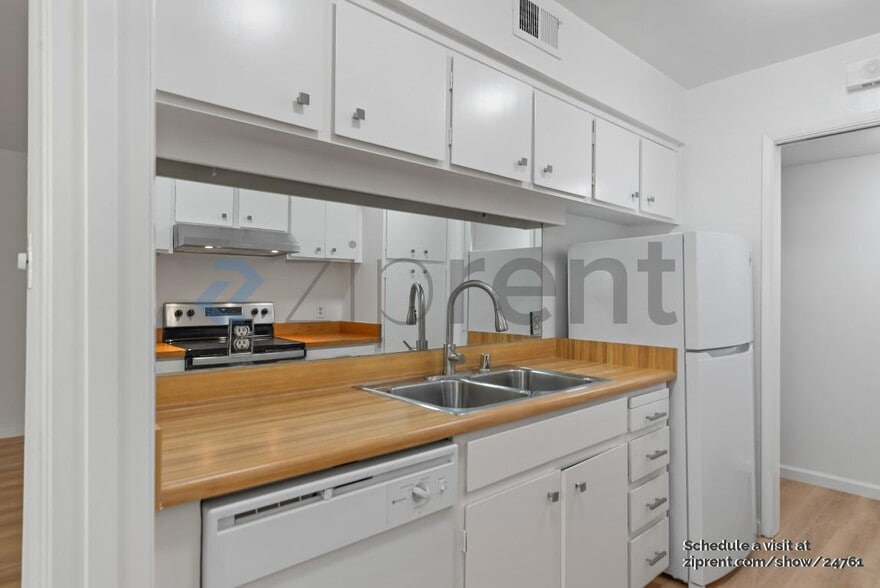 Building Photo - 675 Sharon Park Dr