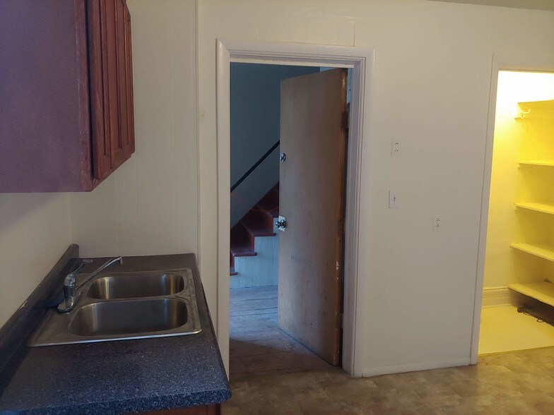 Building Photo - 1549 Kemble St