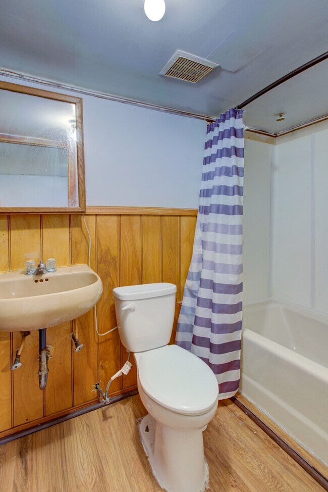 Building Photo - 824 Wabank St