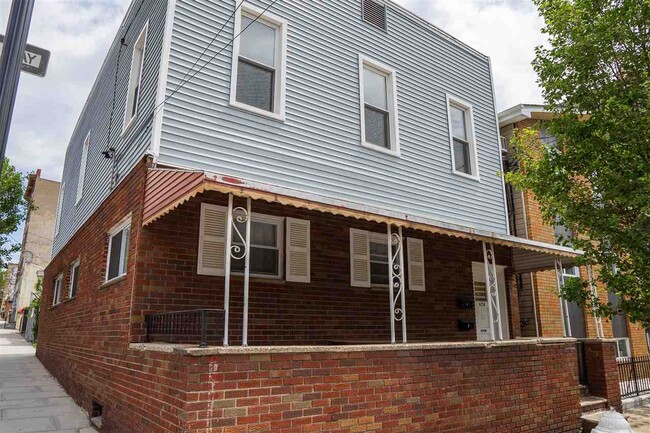 Building Photo - 426 13th St
