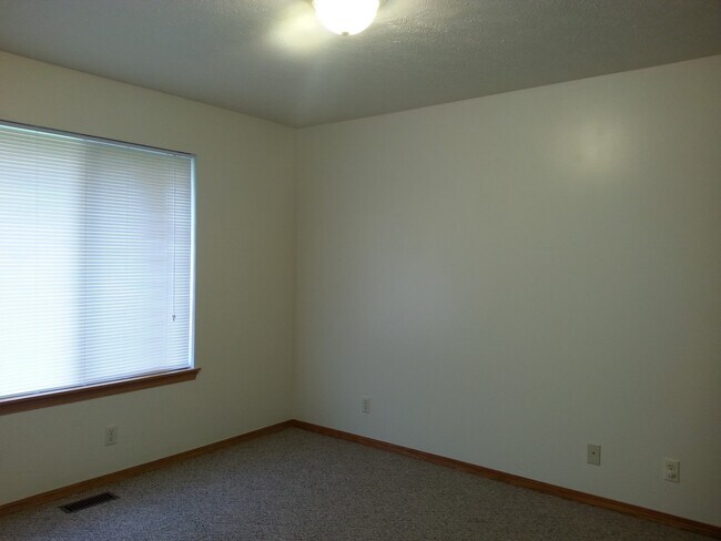 Building Photo - Executive Rental 2 Bedroom 2 Bath 2 Car Garage Duplex