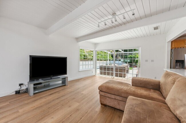 Building Photo - 4950 Dunman Ave