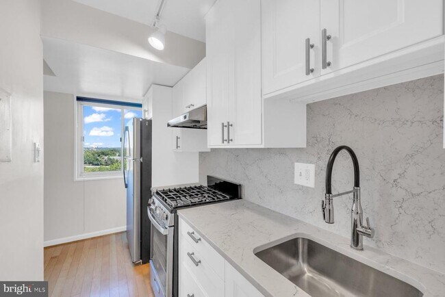 Building Photo - 2500 N Van Dorn St