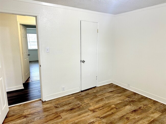 Building Photo - 1005 Avenue E 1/2