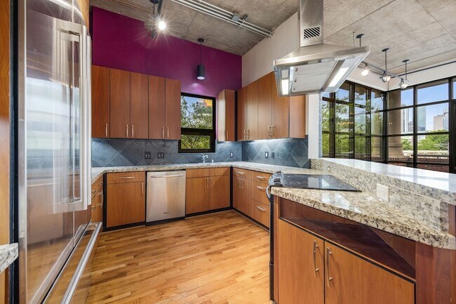 Building Photo - 505 Bastrop St