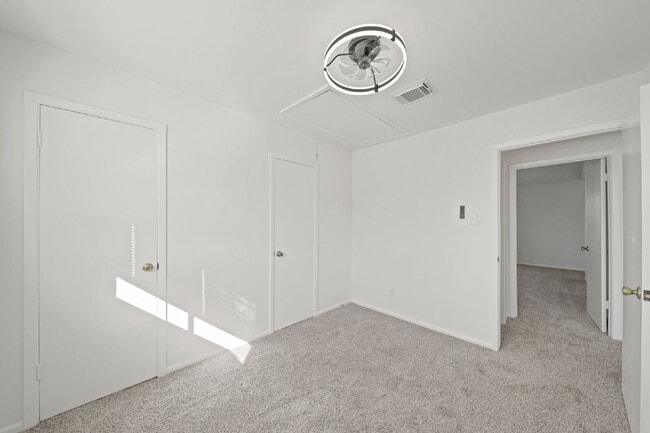 Building Photo - "Charming 3-Bed Townhouse Oasis with 2.5 B...