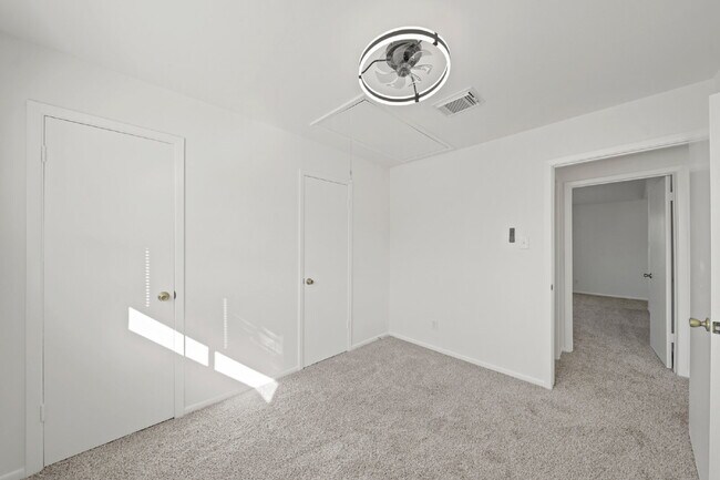 Building Photo - "Charming 3-Bed Townhouse Oasis with 2.5 Baths in Houston – 1512 Sq Ft of Comfort & Style!"