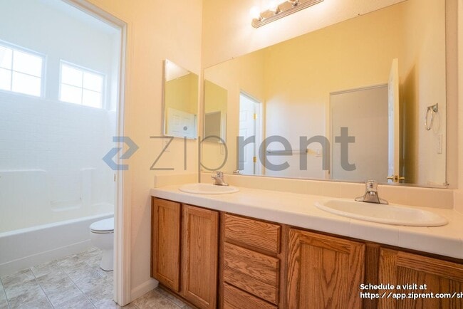 Building Photo - 100 Canterbury Ct