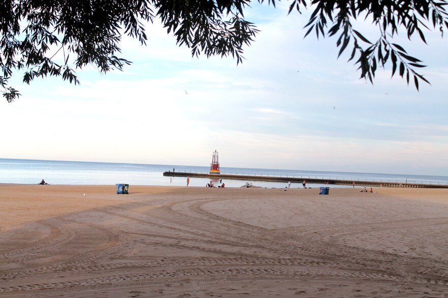 beach - 5701 N Sheridan Rd