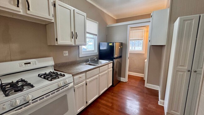 Building Photo - 633 Livingston Ave NE