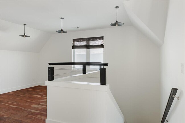Building Photo - 708 Cardinal Ln