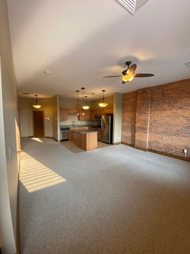 Building Photo - Two bedroom unit - Located in Downtown Orr...