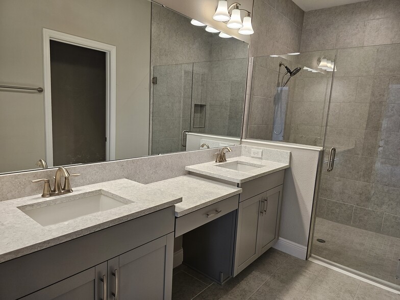 Primary bathroom - 12484 Oak Hill Way