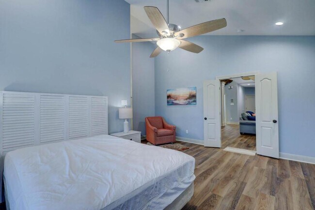 Building Photo - 1002 Bayview Dr