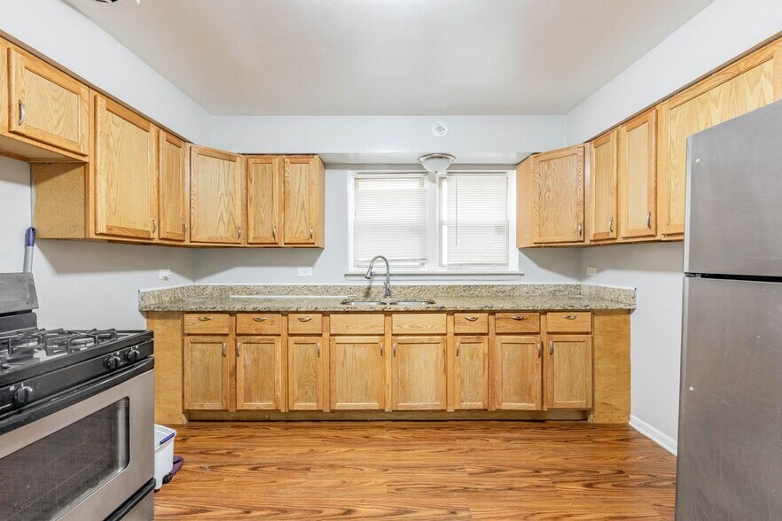 Building Photo - 7637 S Essex Ave