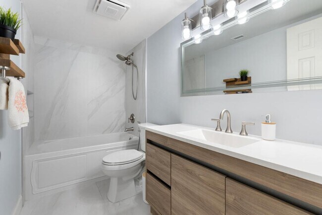 Building Photo - 124 Lake Constance Dr