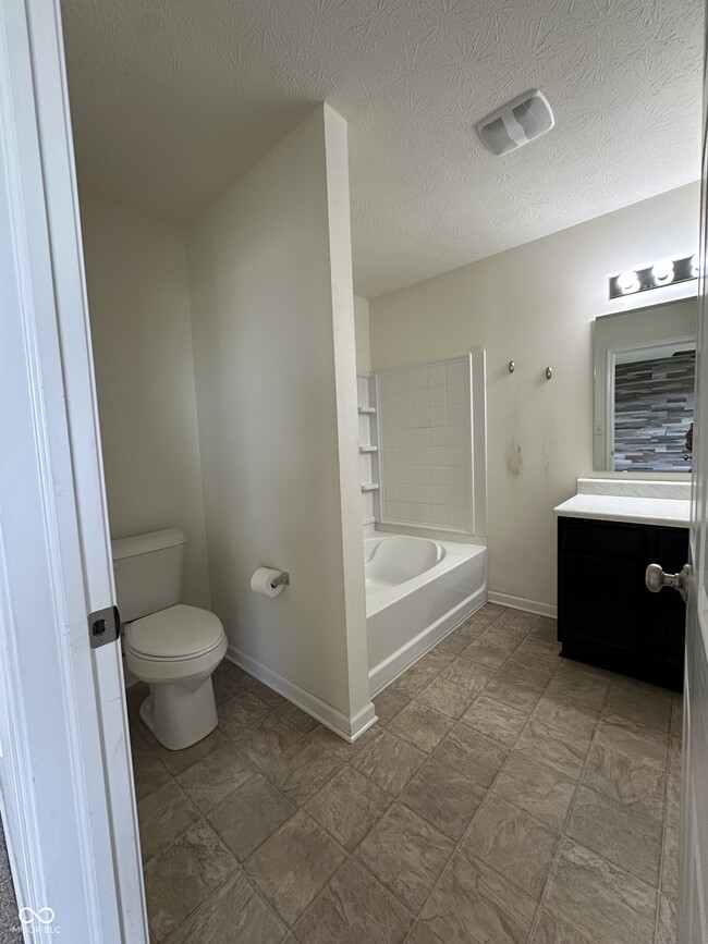 Building Photo - 972 Redwood Dr