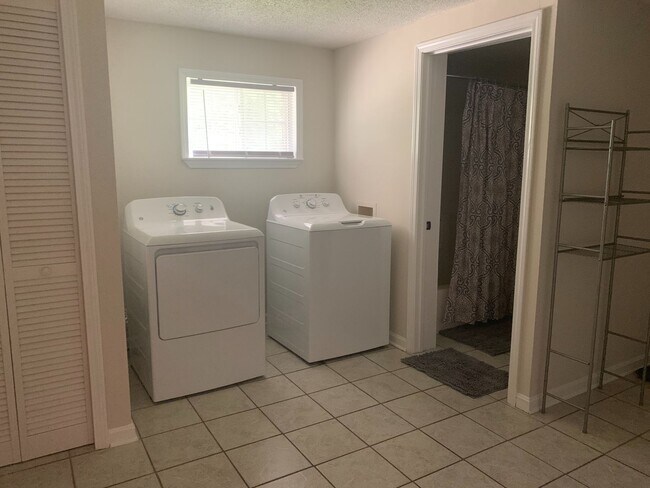 Building Photo - AVAILABLE NOW! 3 Bedrooms/1 1/2 Bath with Double living room space.