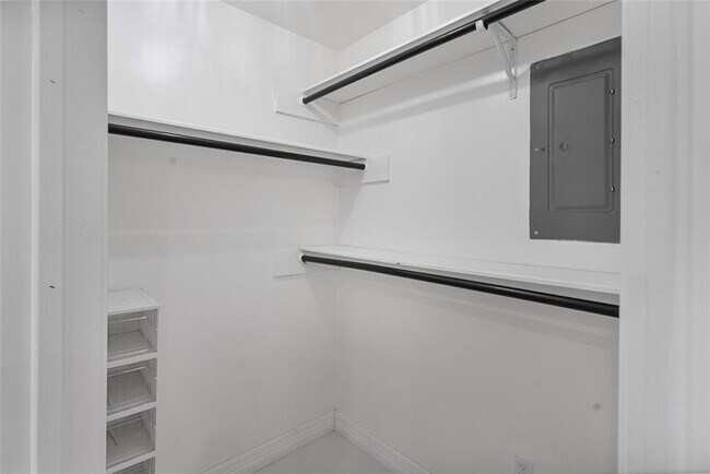 Building Photo - 8033 Oakwood Forest Dr