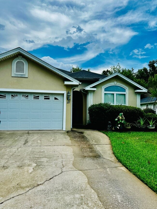 Building Photo - 3/2 fenced in yard with pool access!