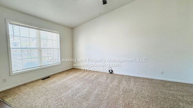 Building Photo - 3 bedroom Duplex with unique floor plan in...