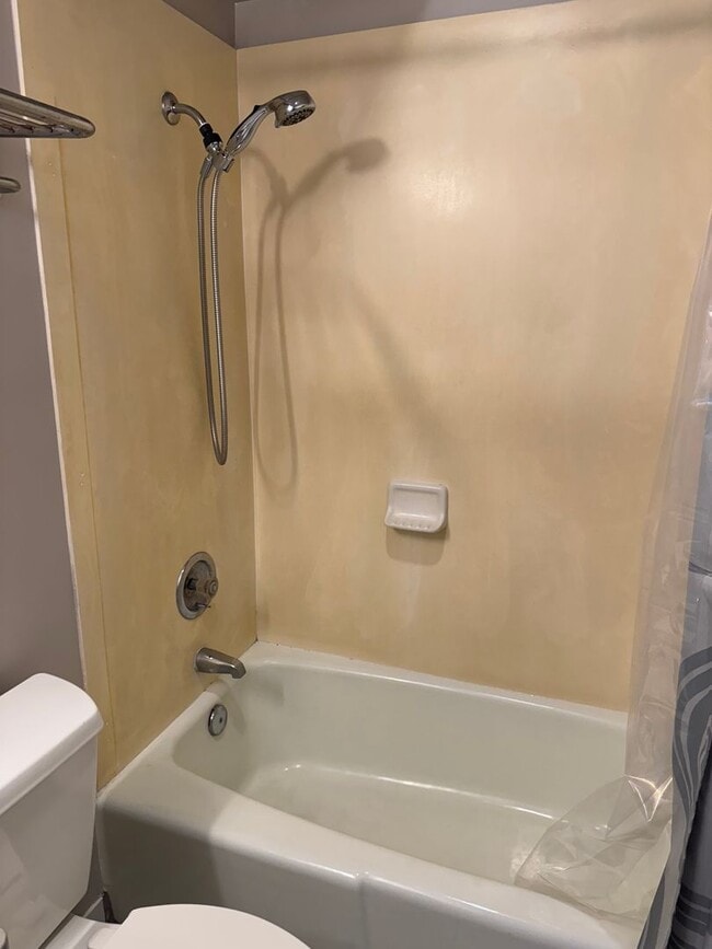 Building Photo - 2/2/1 Beautifully Upgraded unit located at...