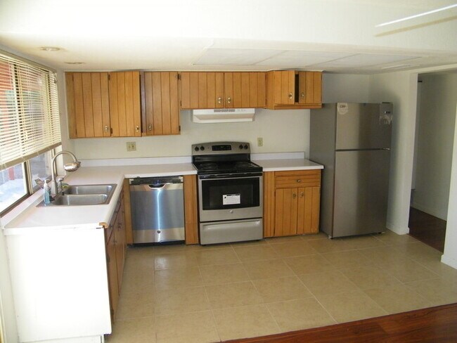 Building Photo - 3 Bed, 2 Bath Tucson Rental with Carport &...