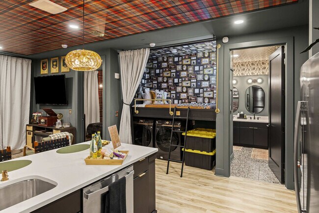 Building Photo - 245 Hermitage Ave