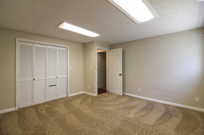 Building Photo - Large 5 Bed/3 Bath Home in Kennewick
