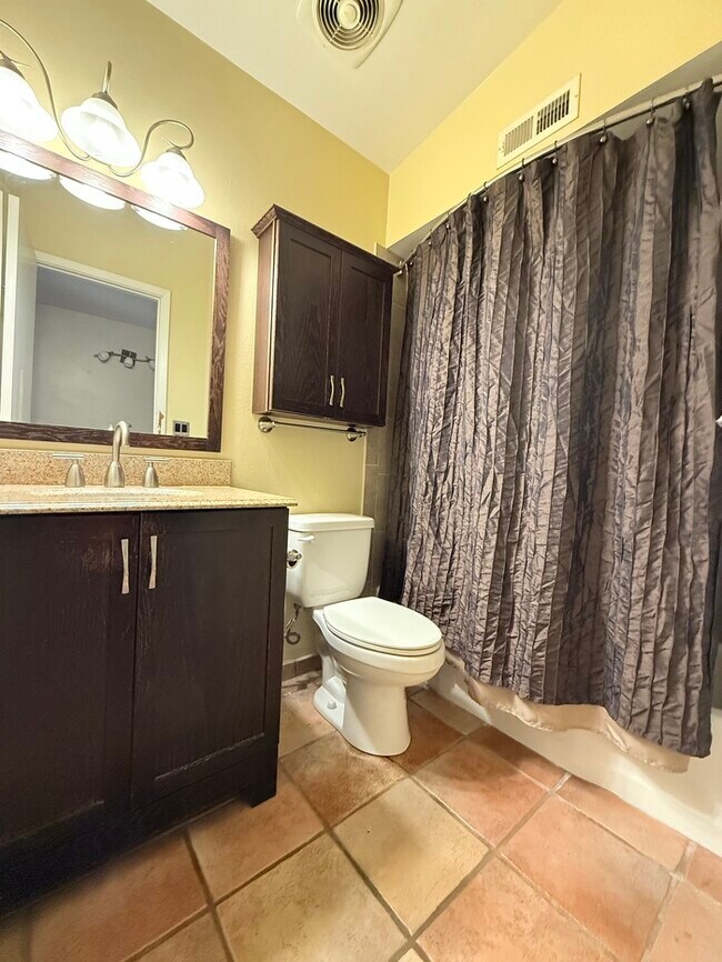 Building Photo - House For Rent