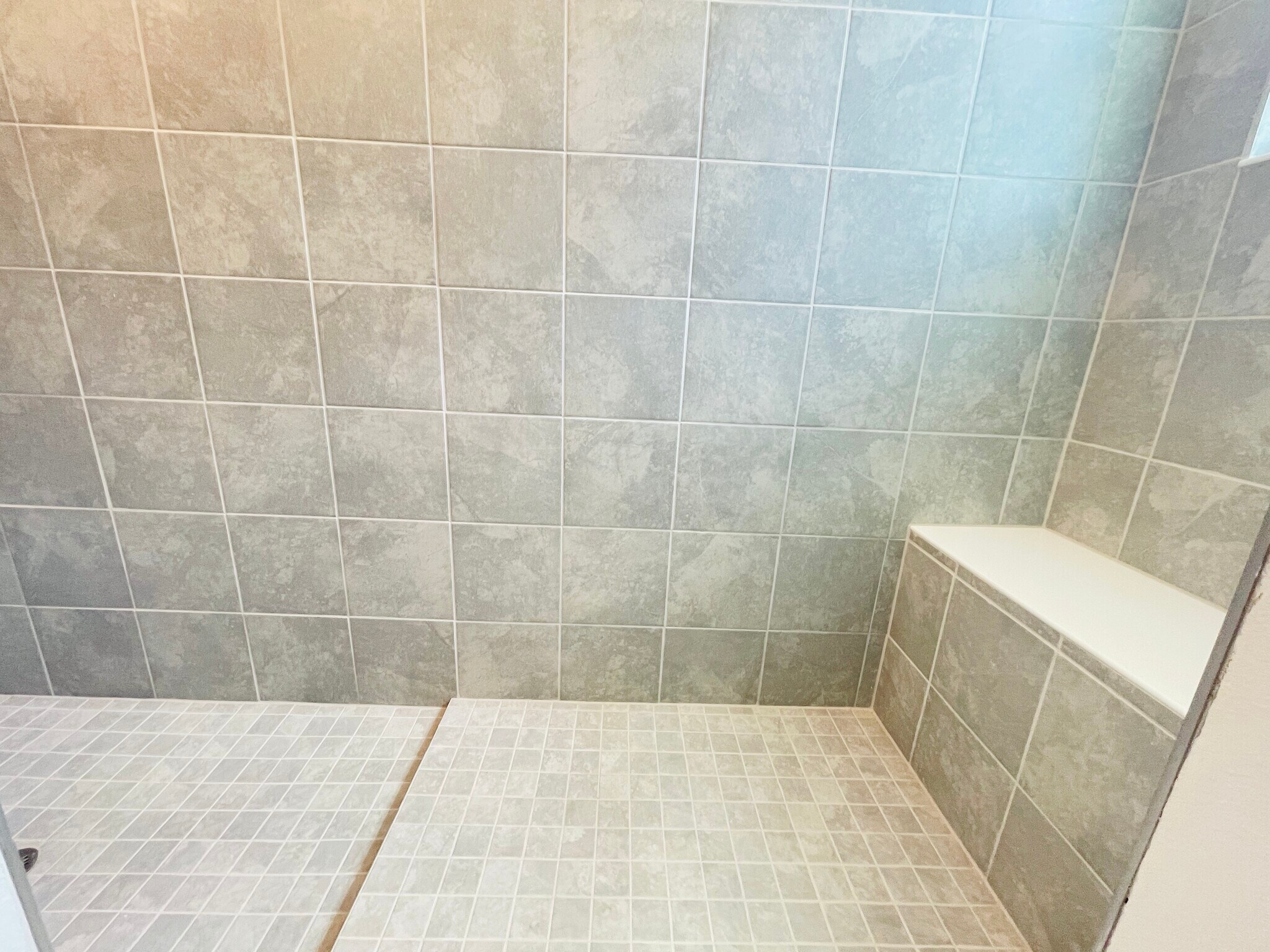 Primary Shower & Bench - 1424 Brentwood Dr