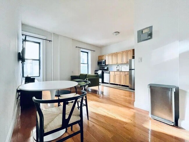 Building Photo - Furnished room/NOT APARTMENT