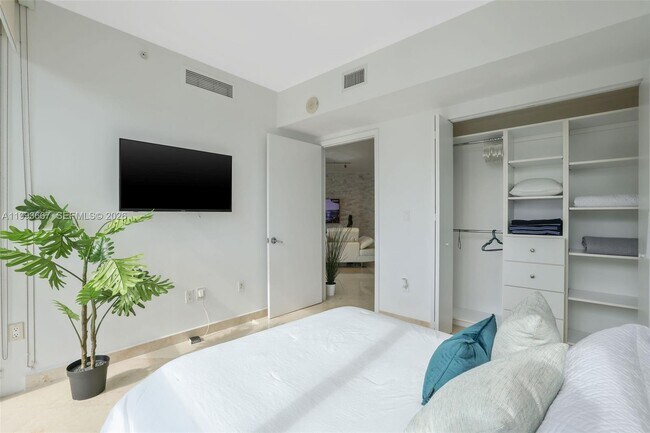 Building Photo - 350 S Miami Ave