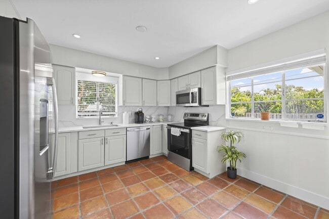 Building Photo - 1714 N Palmway