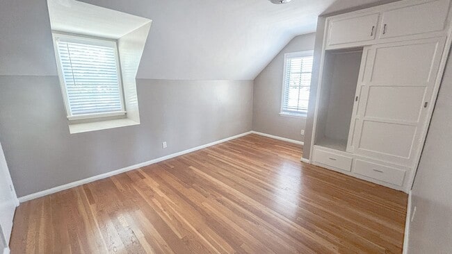 Building Photo - For rent! This charming 4-bedroom, 3-bathr...