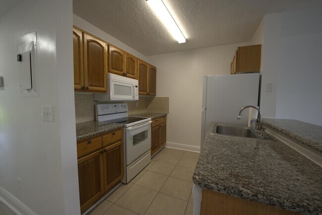 Building Photo - 1604 Meadows Cir W