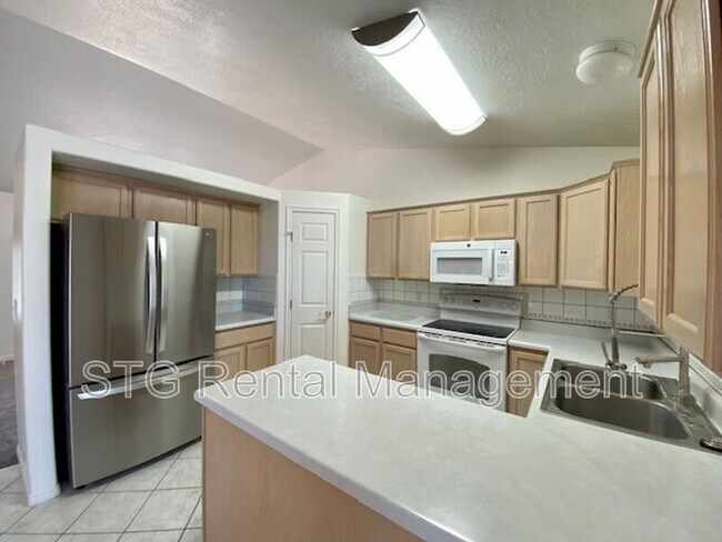 Building Photo - 2215 Chandler Dr