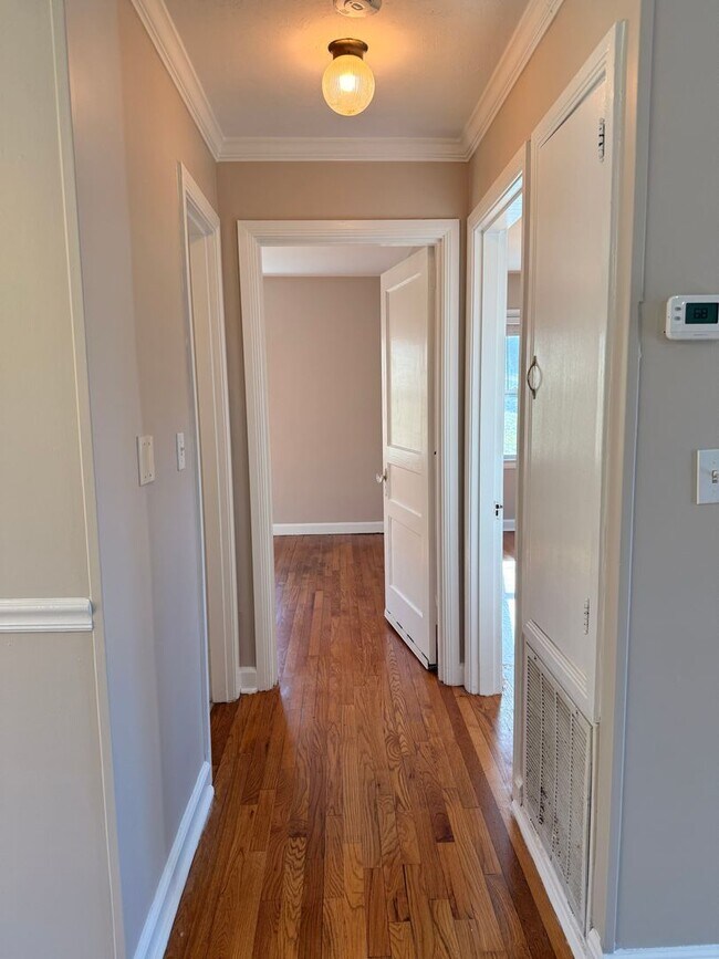 Building Photo - Cute Red Bank House