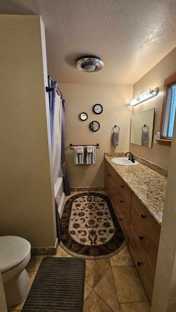 Building Photo - Losleben- House with large yard fully furnished Available Nov 1st - May 31st